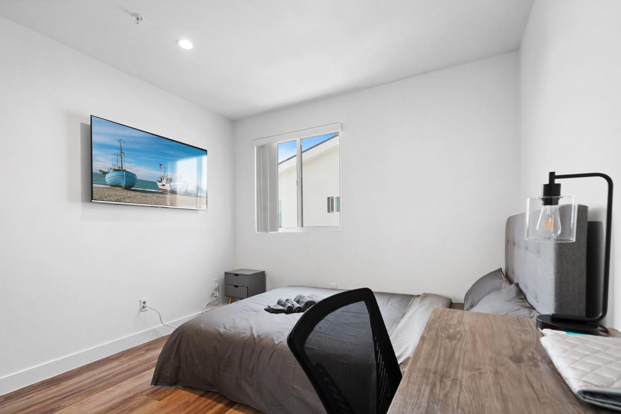 Charming Bedroom With Bathroom Couette-café Los Angeles