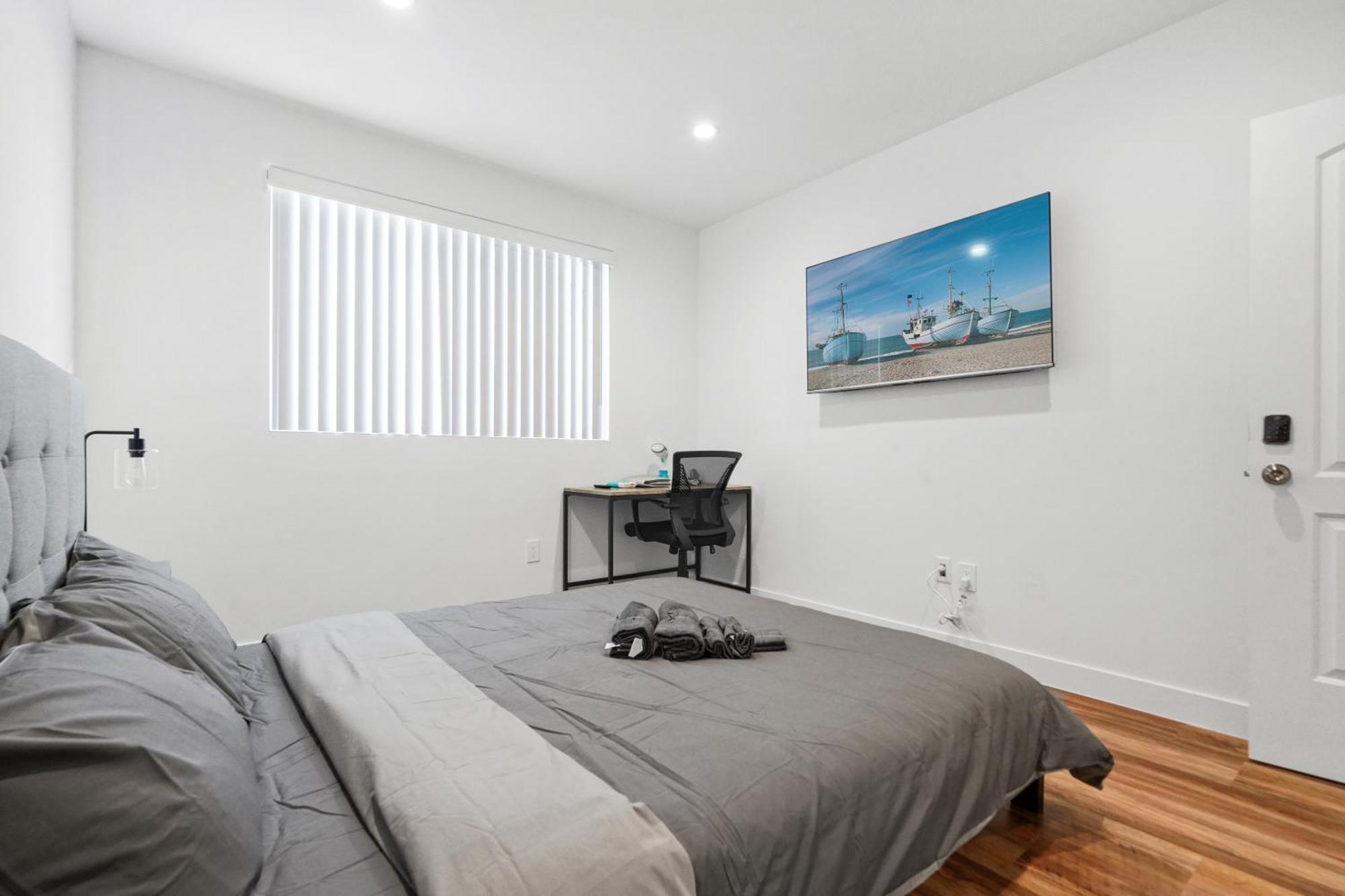 Charming Bedroom With Bathroom Couette-café Los Angeles